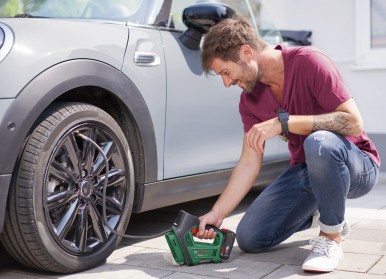 Mobile compressor for tires, balls and much more: Bosch UniversalPump 18V cordle ...